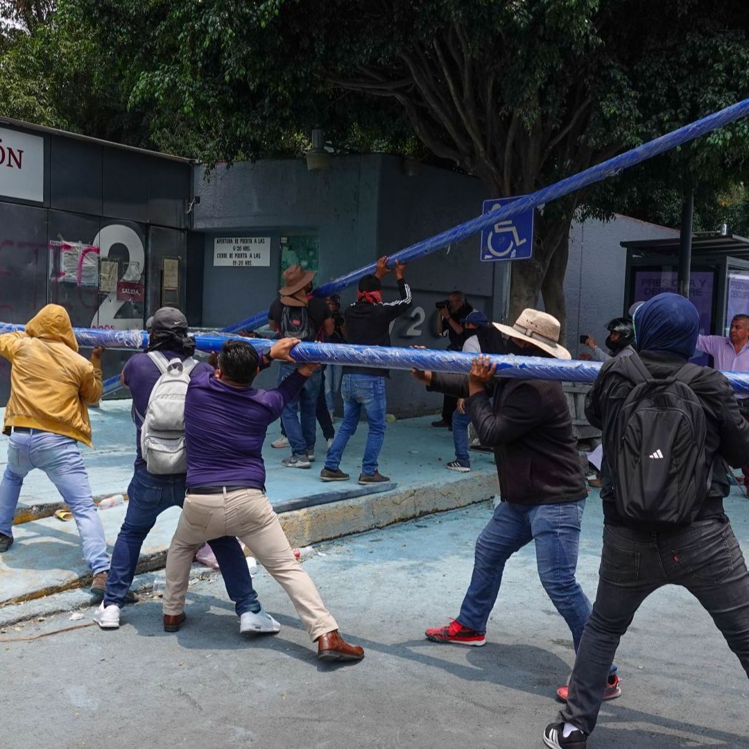 Integrantes de la CNTE usan postes para irrumpir en la SEP