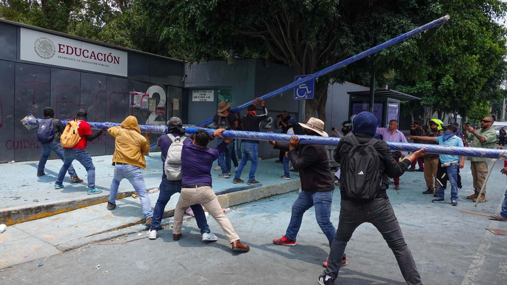 Integrantes de la CNTE usan postes para irrumpir en la SEP