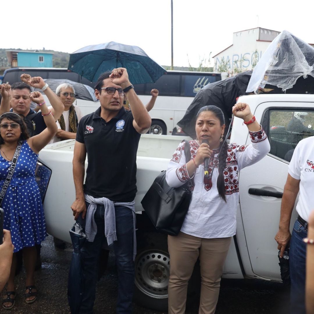 Docentes de la Sección 22 de la CNTE se acercaron a la presidenta Claudia Sheinbaum durante su llegada a Santiago Suchilquitongo, Oaxaca.