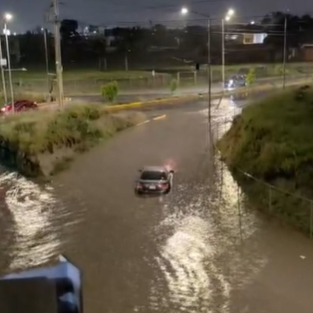 El conductor quedó atrapado durante la inundación por la lluvia de este viernes.
