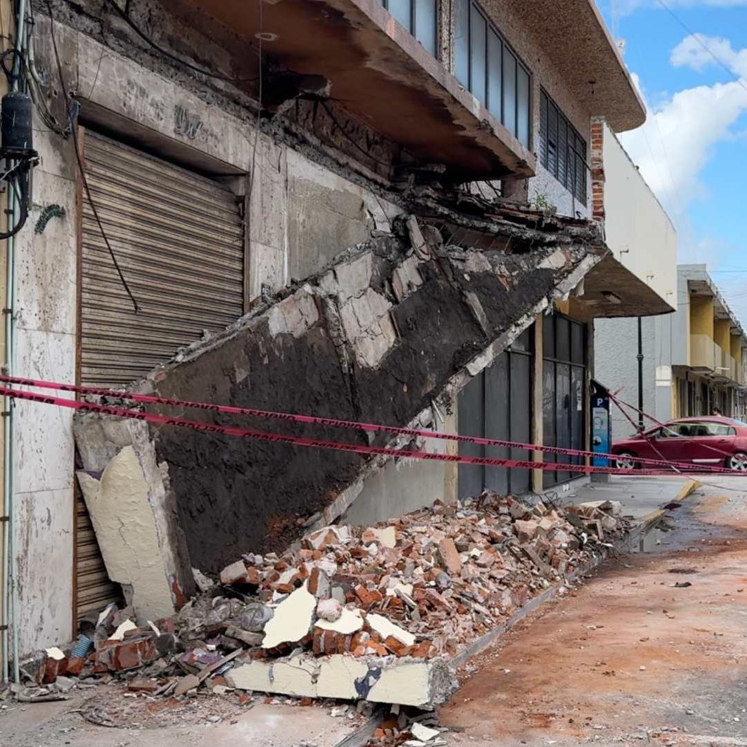 Colapsa balcón de un viejo edificio en la zona del centro histórico de Veracruz.