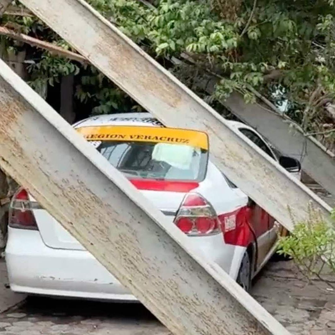 espectacular cae sobre taxi y casa en la Av. Miguel Alemán en Veracruz
