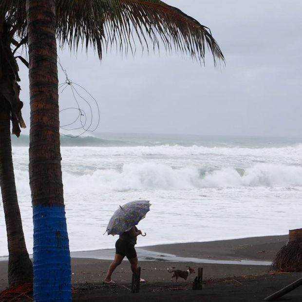 El paso del huracán Simon, categoría 4, provocó diversas afectaciones en playa El Paraíso