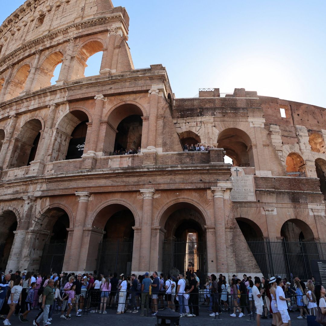 Turistas hacen fila para entrar al Coliseo de Roma