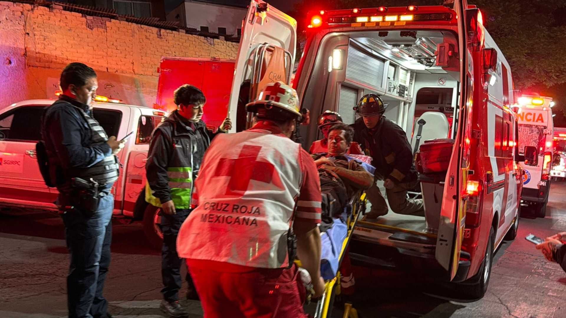 Rescatan a dos personas atrapadas en elevador