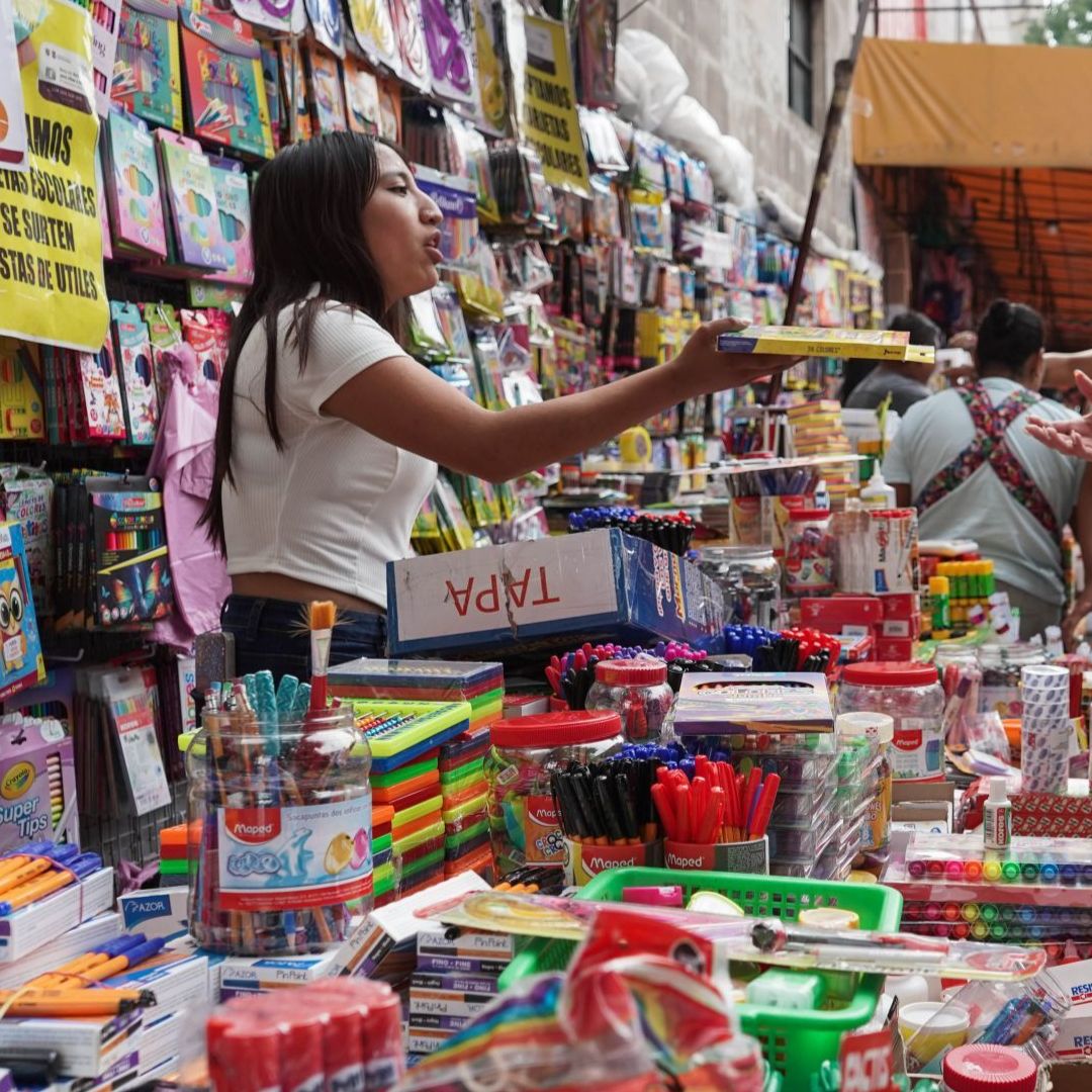 Padres de familia acuden a la calle de Mesones a comprar útiles escolares.