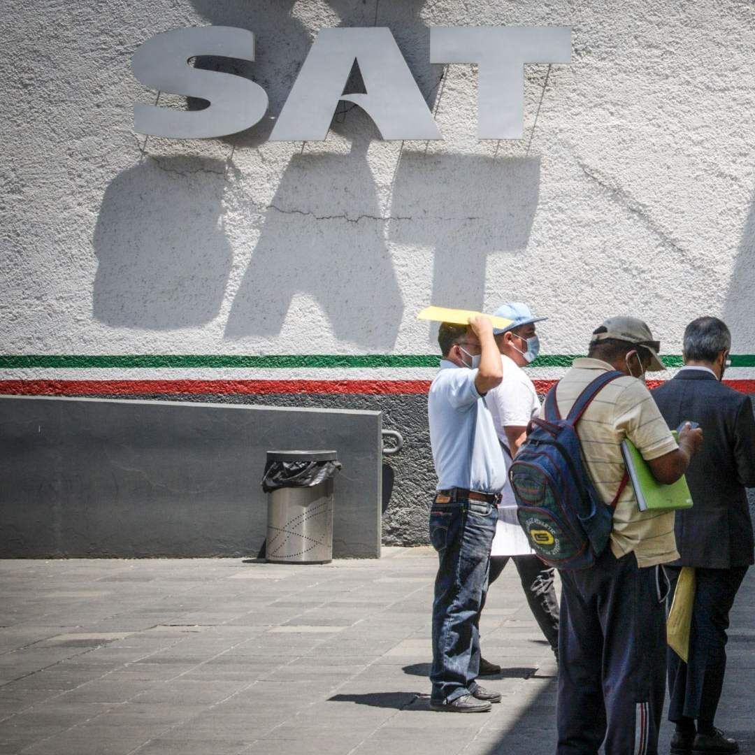 Personas en fila en el SAT.  Cómo Sacar RFC en línea, pasos para consultar con CURP