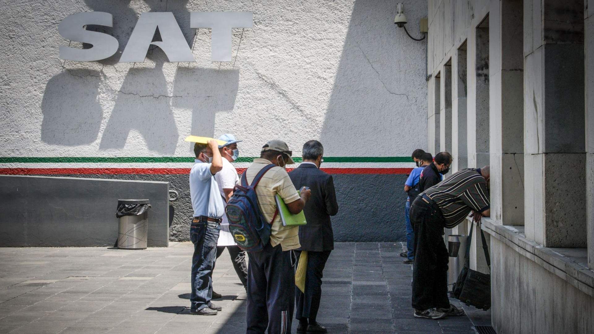 Personas en fila en el SAT.  Cómo Sacar RFC en línea, pasos para consultar con CURP