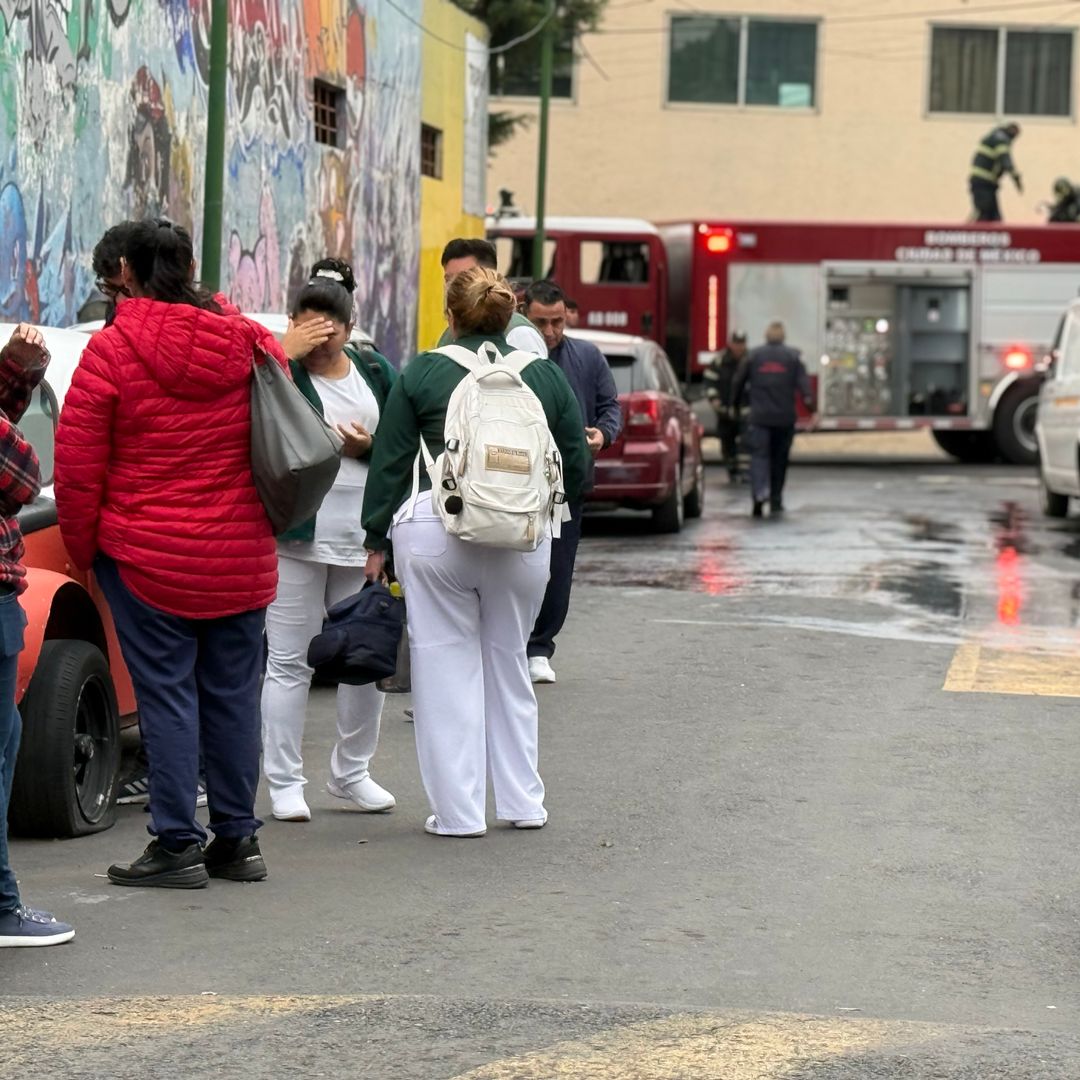 Incendio en almacén de clínica 36 del IMSS