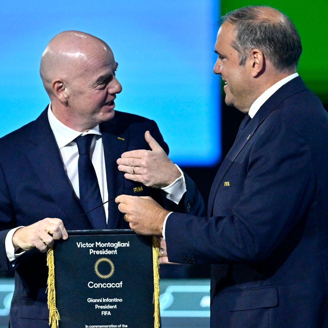 El presidente de la FIFA, Gianni Infantino, saluda a Victor Montagliani, titular de la Concacaf, durante un congreso en abril pasado.