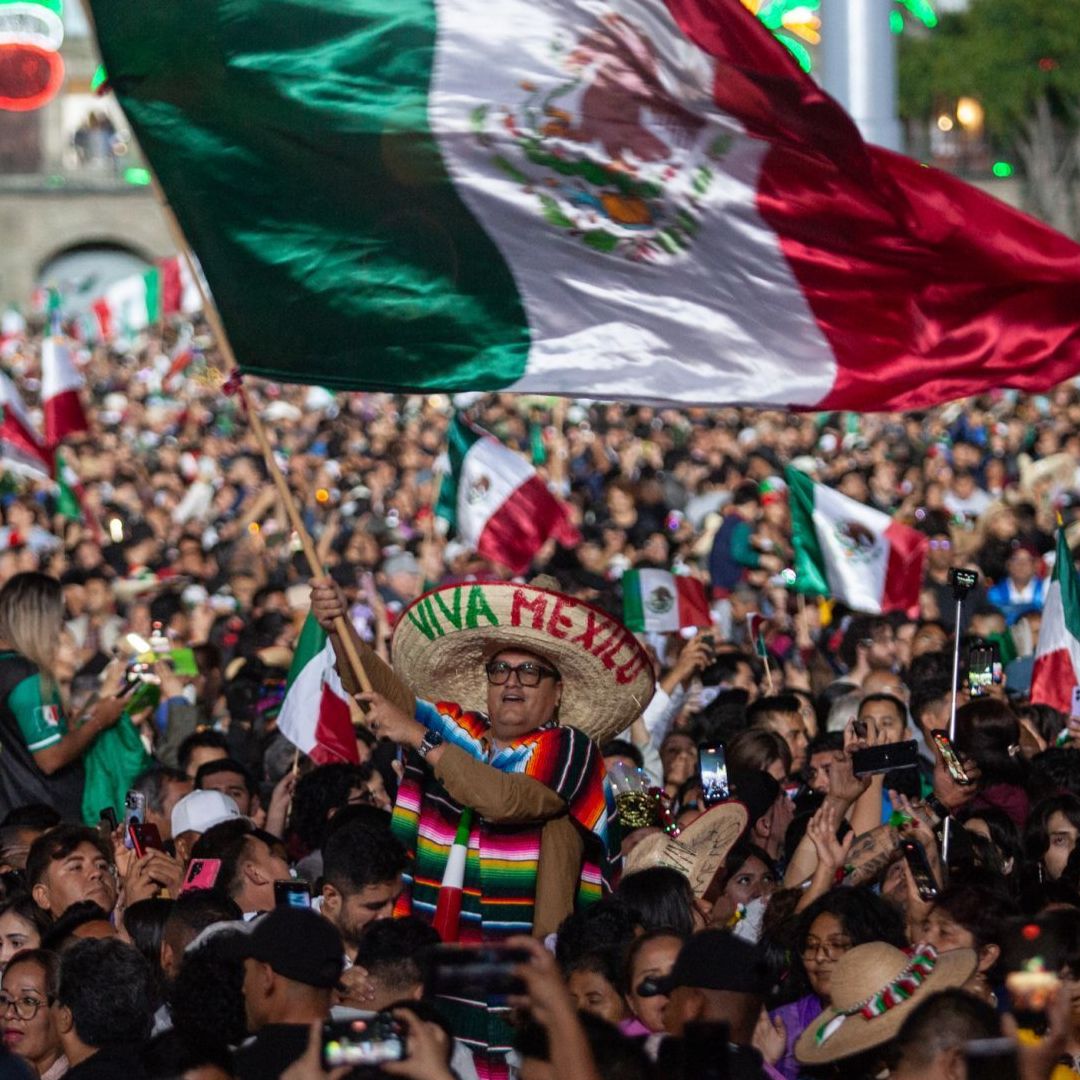 Miles de personas se reúnen en plazas públicas para celebrar las fiestas patrias