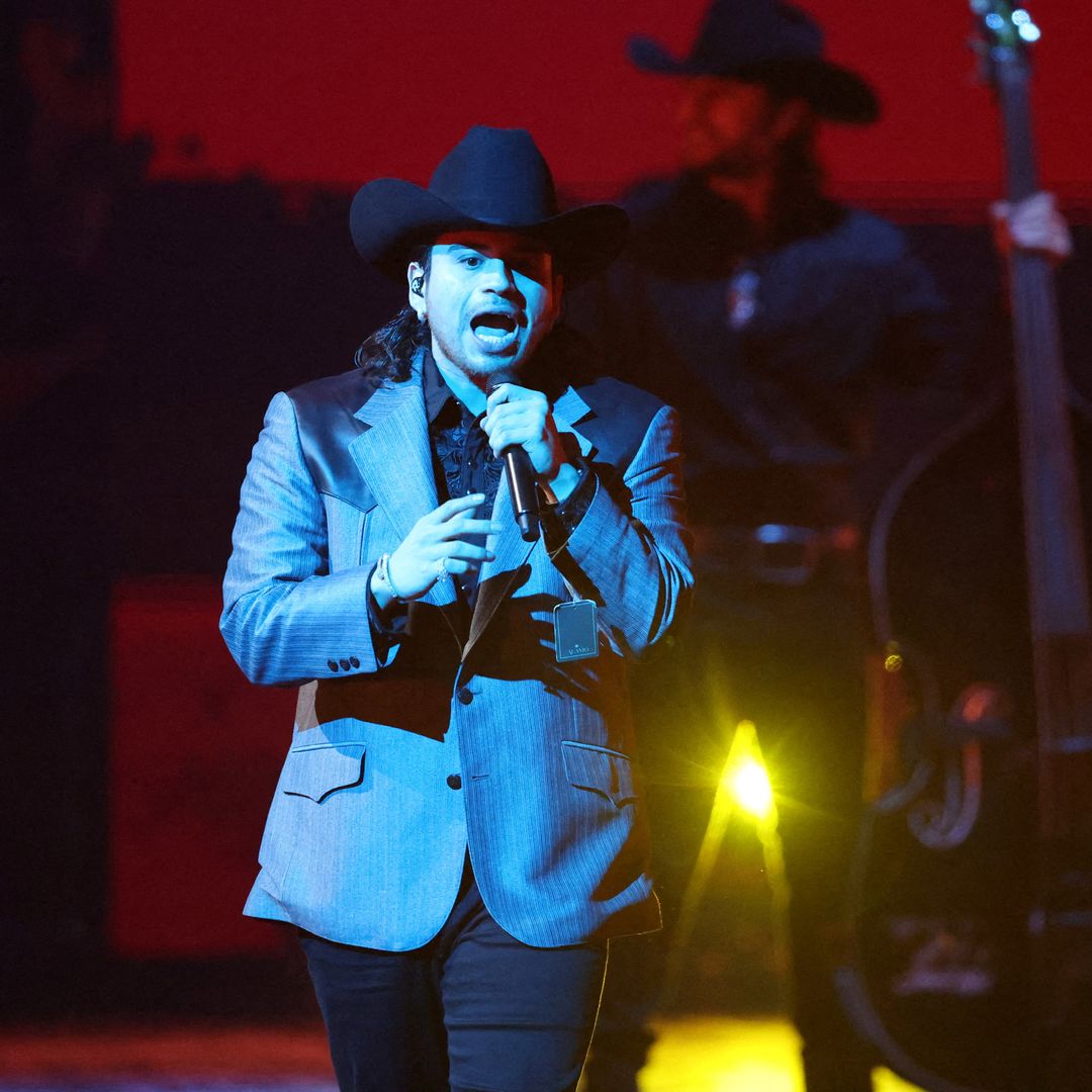 Jesús Ortíz Paz de Fuerza Regida cantando