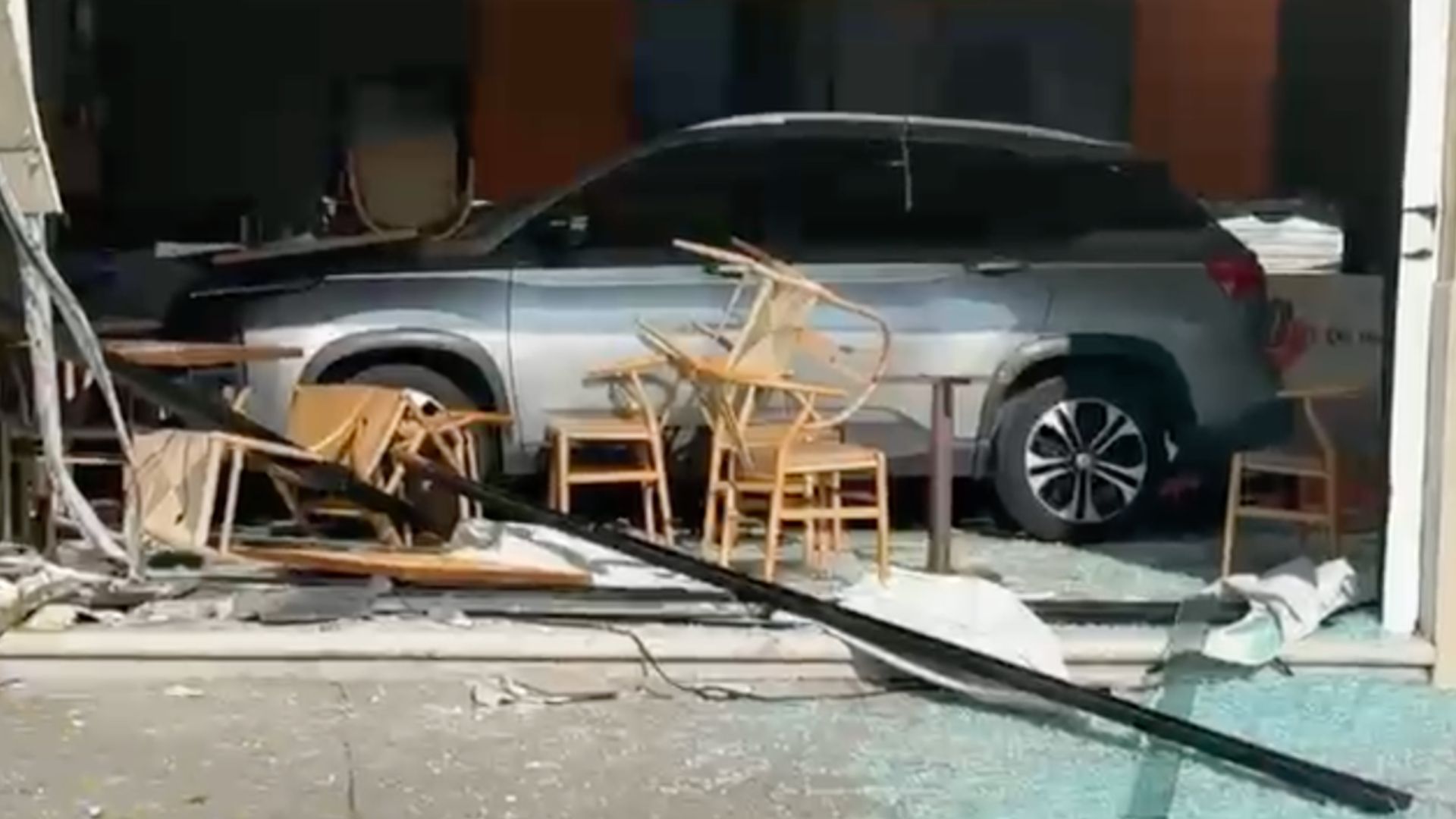 Conductor en Presunto Estado de Ebriedad Atraviesa Cafetería con su Camioneta en Veracruz