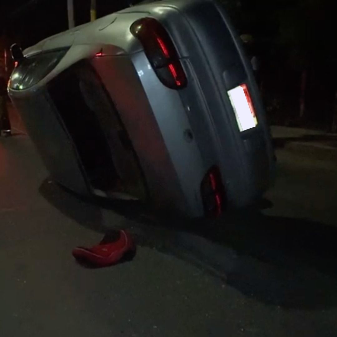 Conductor presuntamente alcoholizado choca contra dos vehículos y termina volcado en Tuxpan, Veracruz