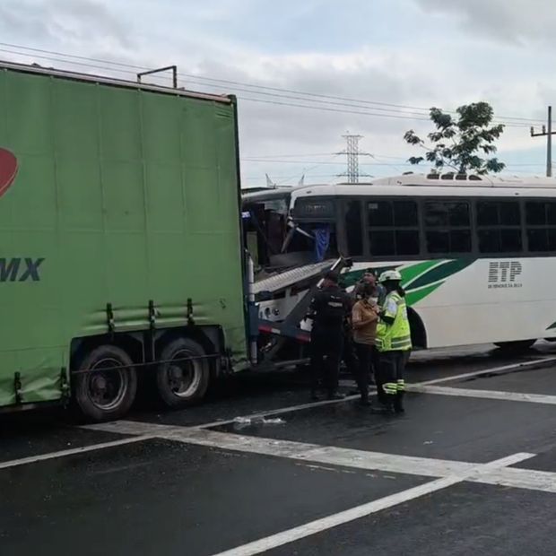 Conductor de autobús rescatado tras choque en Cosoleacaque