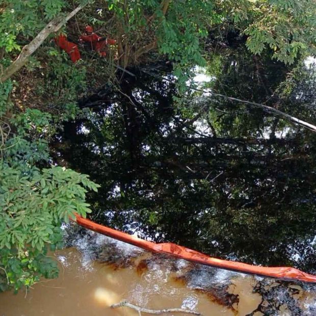 Tras el derrame de hidrocarburo en el Arroyo Chacalapa, piden a la población a no usar su agua