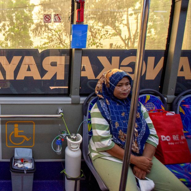 Dos mujeres reciben una sesión de oxígeno en Palangka Raya, Indonesia. Foto: Reuters