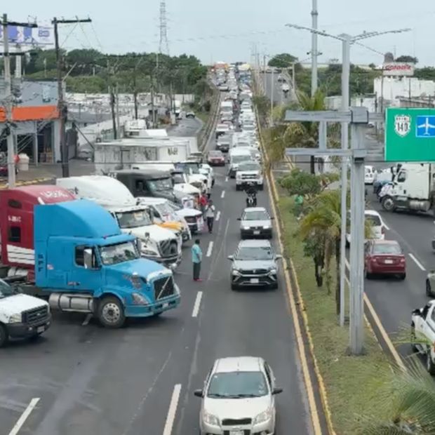 Continúa la Manifestación de Transportistas en Carretera Veracruz-Xalapa