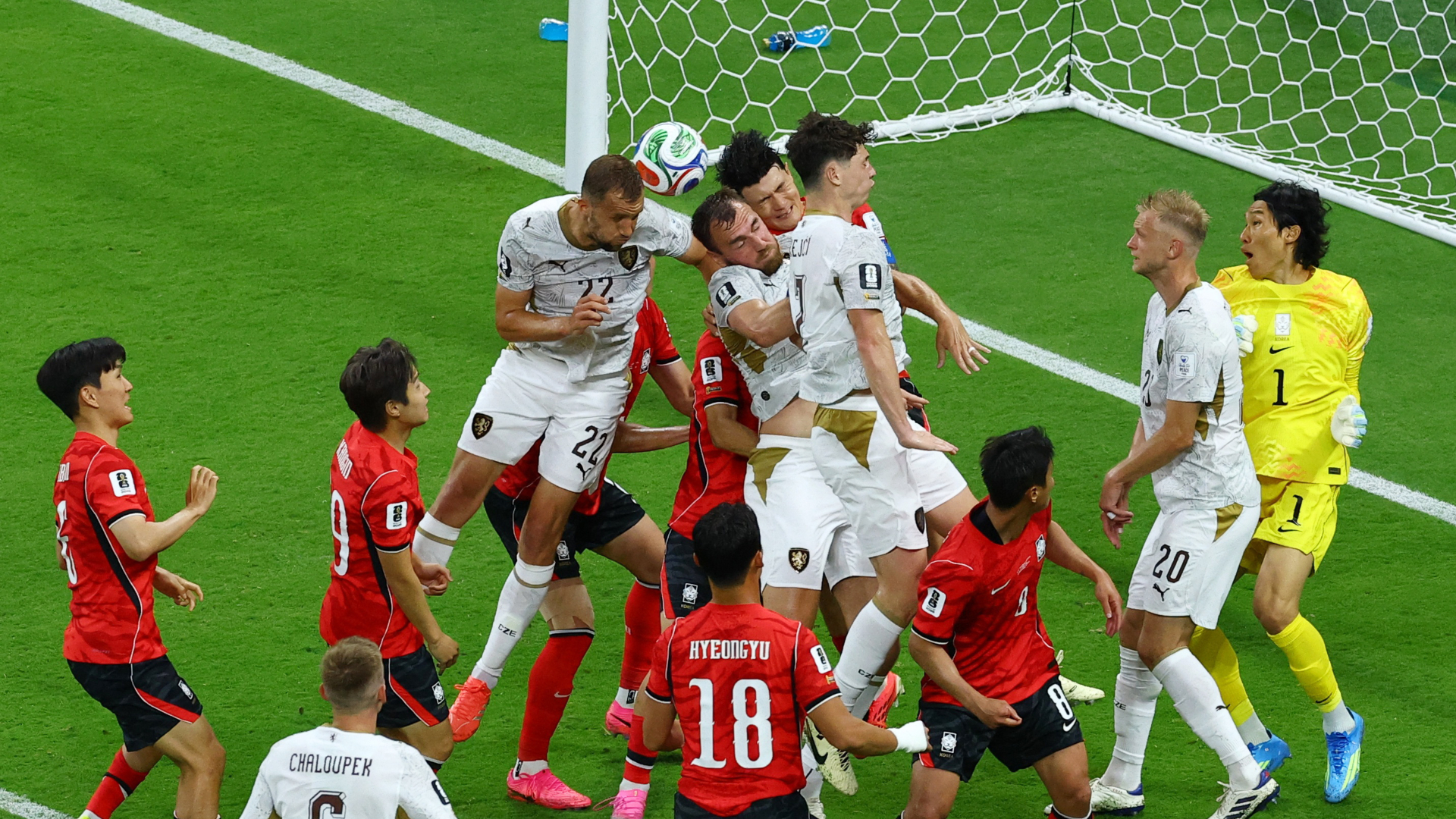 Coreanos y checos disputan un balón