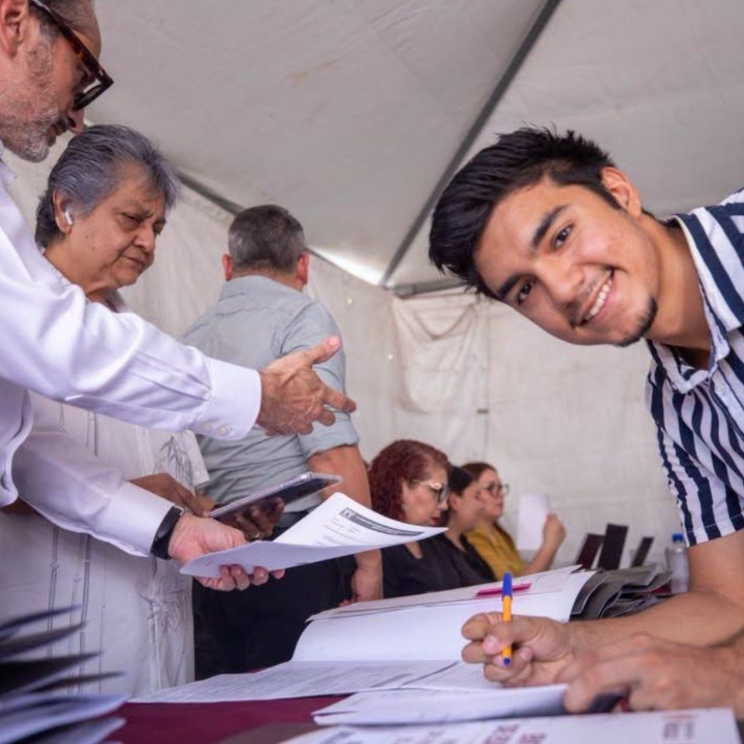 Joven firma su Crédito Infonavit. Cuántas Personas Pueden Juntar su Crédito Infonavit