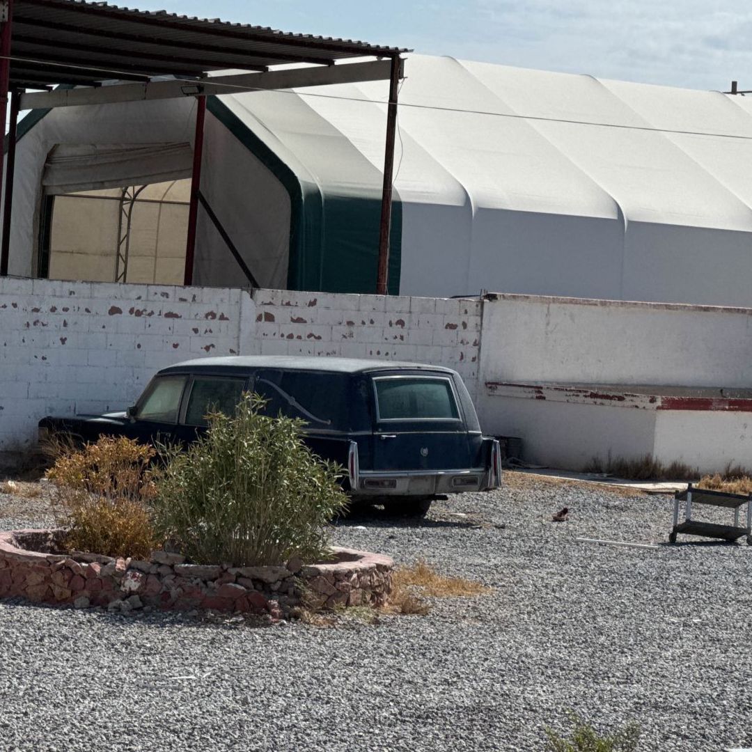 Carroza en instalaciones del crematorio Plenitud donde se localizaron cientos de cuerpos abandonados.