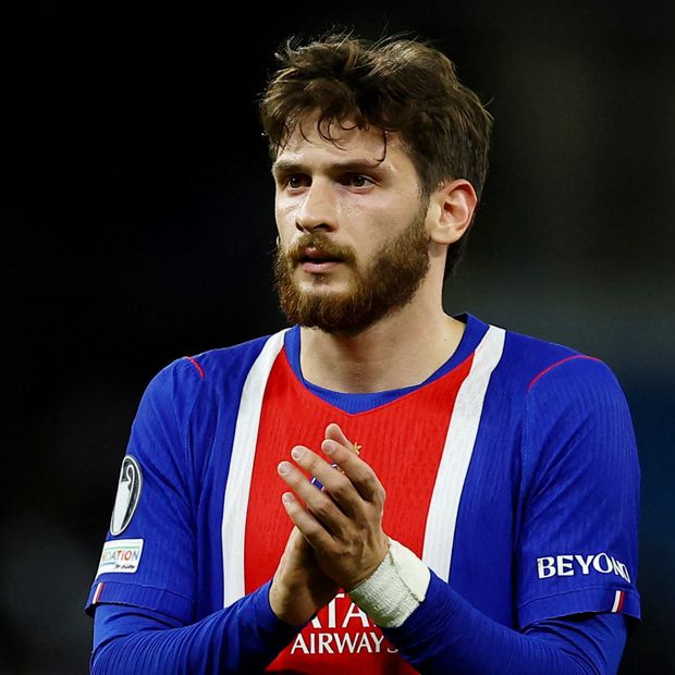Kvicha Kvaratskhelia durante un partido de Champions League con el PSG