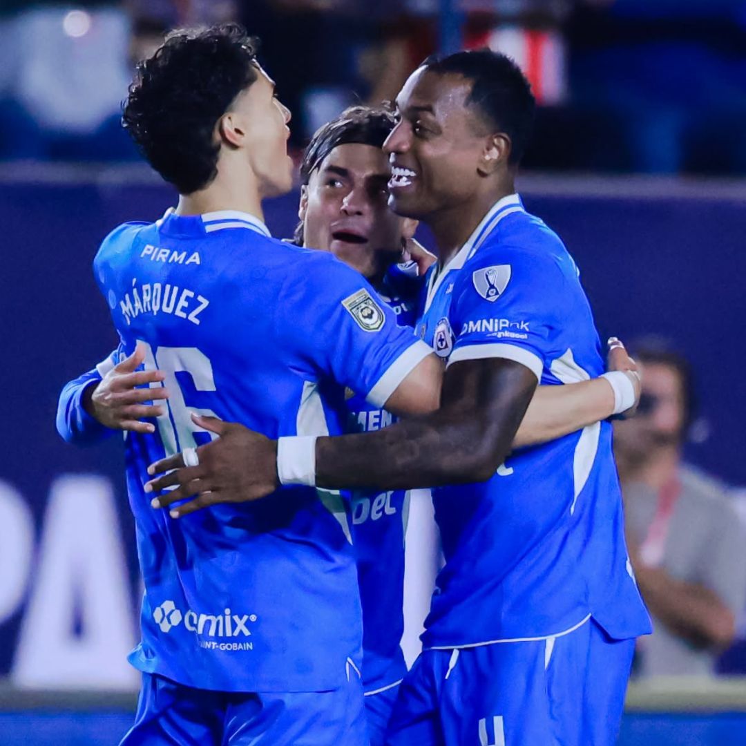 Jugadores de Cruz Azul se abrazan luego de conseguir la victoria ante San Luis