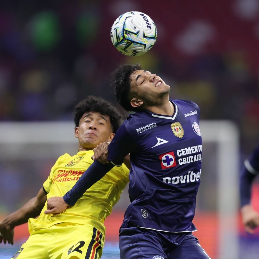 El americanista Isaías Violante y el cementero Omar Campos durante una jugada del Clásico Joven en la Jornada 8 de la Liga MX 2026.