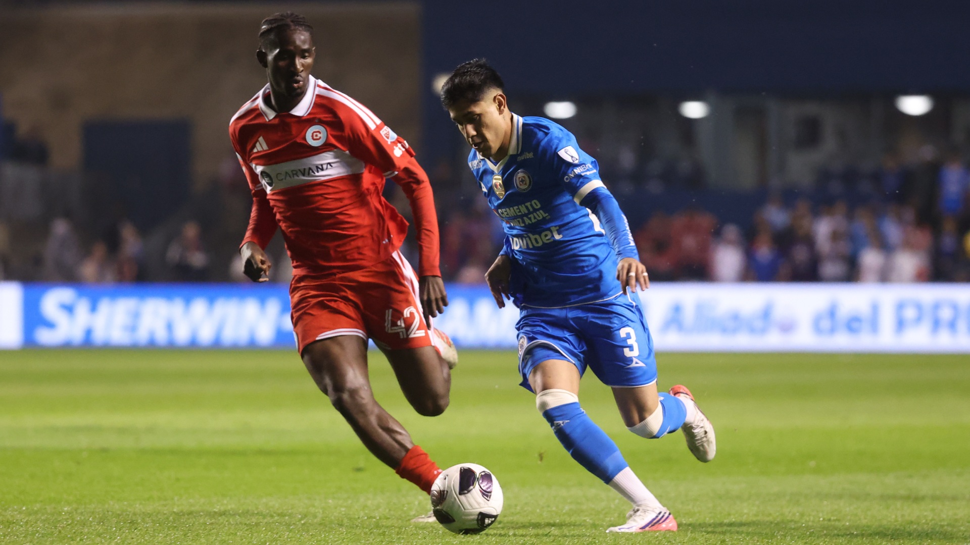 Omar Campos conduce el balón en el partido Cruz Azul vs Chicago Fire en la Leagues Cup 2026
