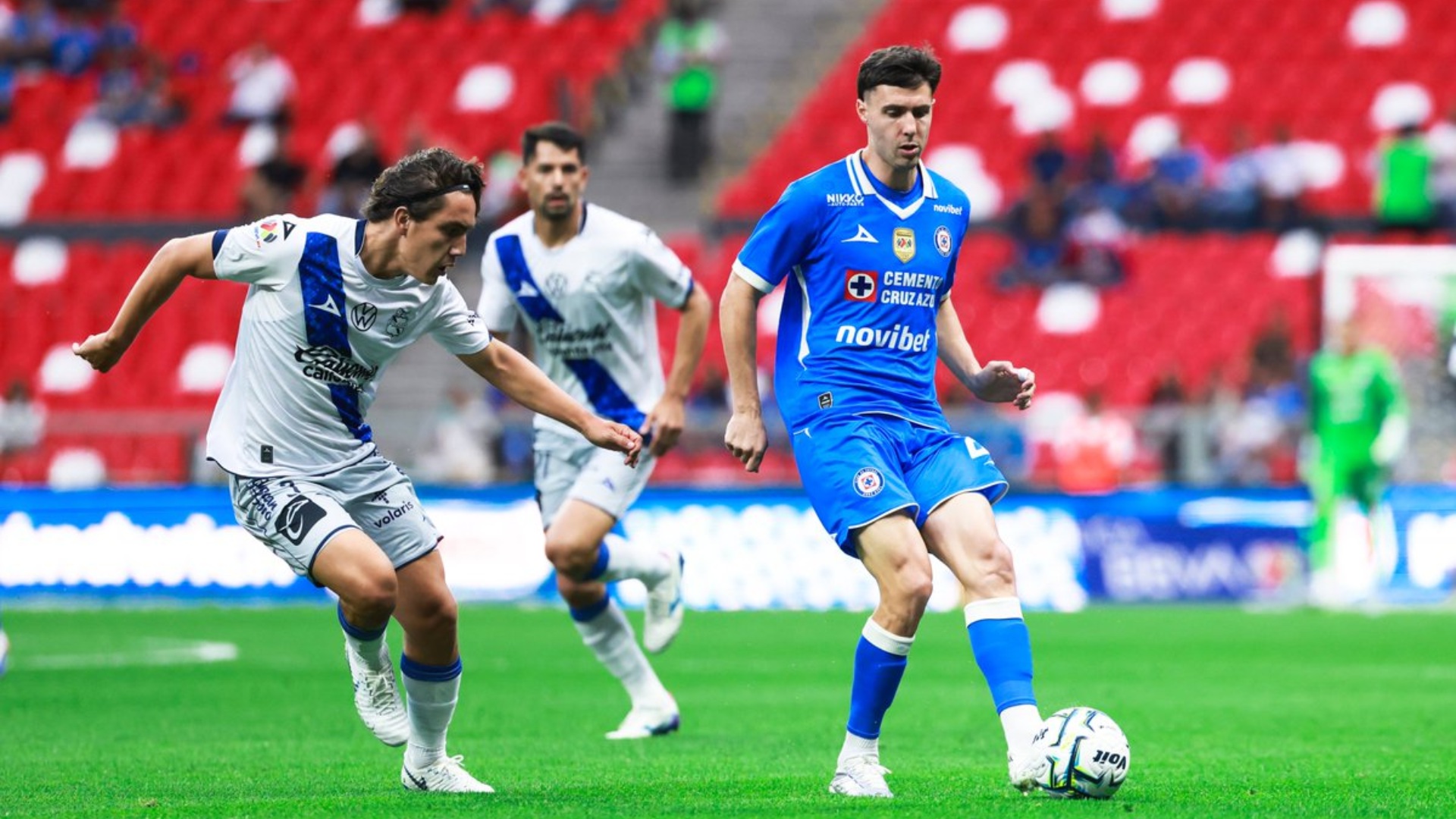 José Paradela controla la pelota en el partido Cruz Azul vs Puebla en el Estadio Banorte