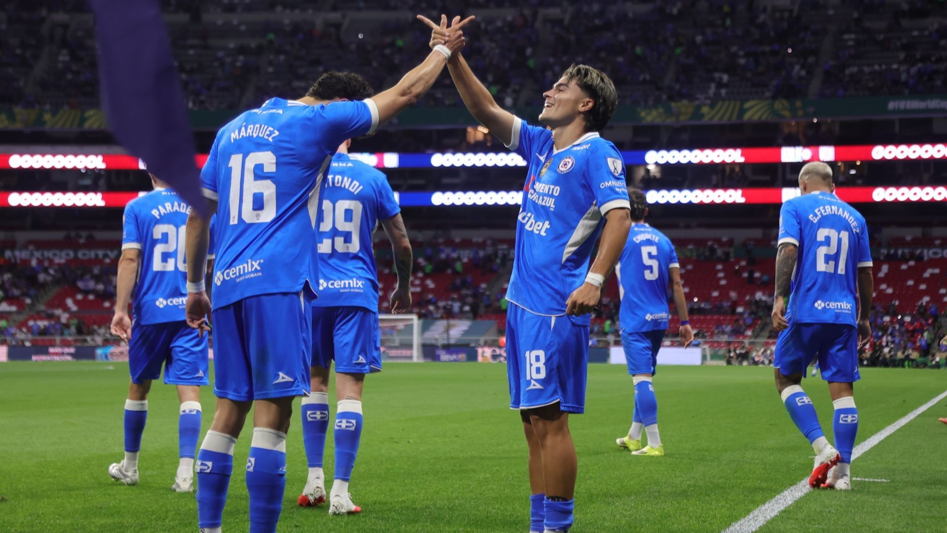 Jeremy Márquez y Luka Romero festejan el primer gol del Cruz Azul ante el Puebla