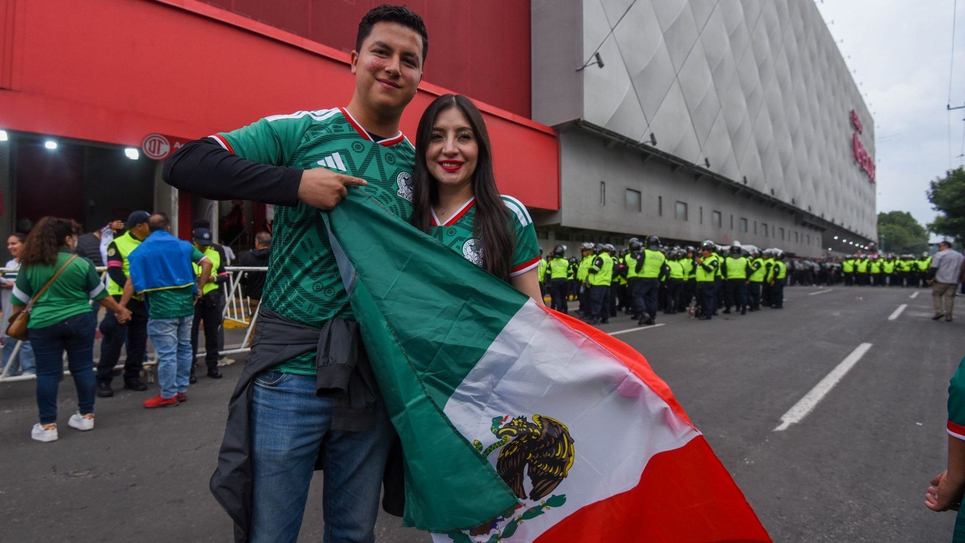 Jóvenes con Bandera de México afuera del Estadio. Cuándo y Cómo Pedir Ingreso de banderas en Estadios de México 2026