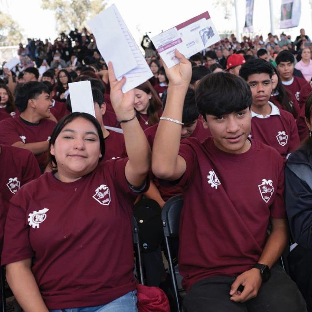 Alumnos reciben pago Beca Benito Juárez.