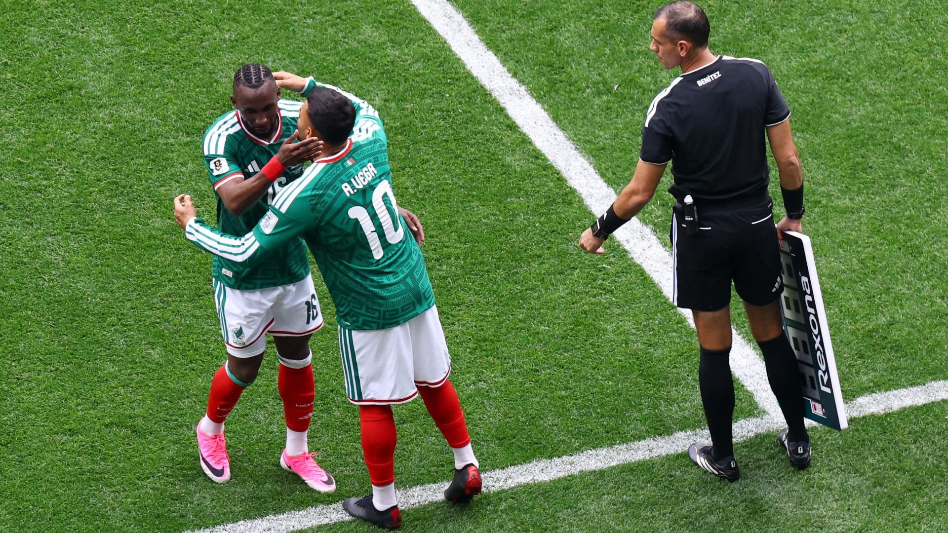 Alexis Vega entró de cambio por Julián Quiñones en el partido México vs Sudáfrica.