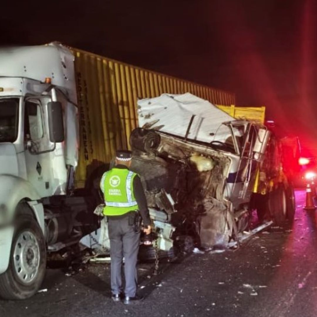 Una camioneta pick-up terminó incrustada en uno de los tráileres.