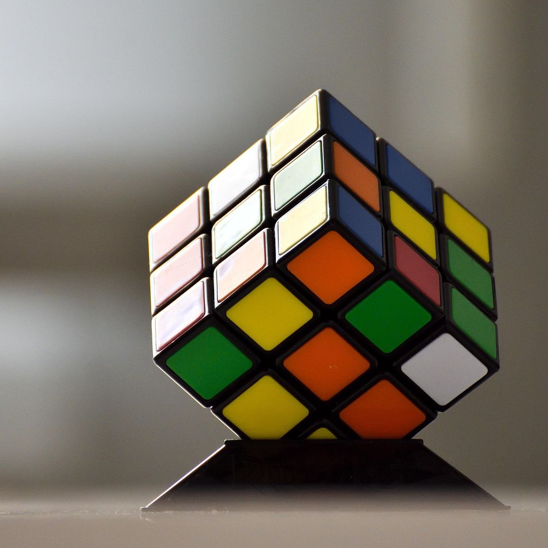 La menos tiene varios trofeos por su habilidad con el cubo de Rubik
