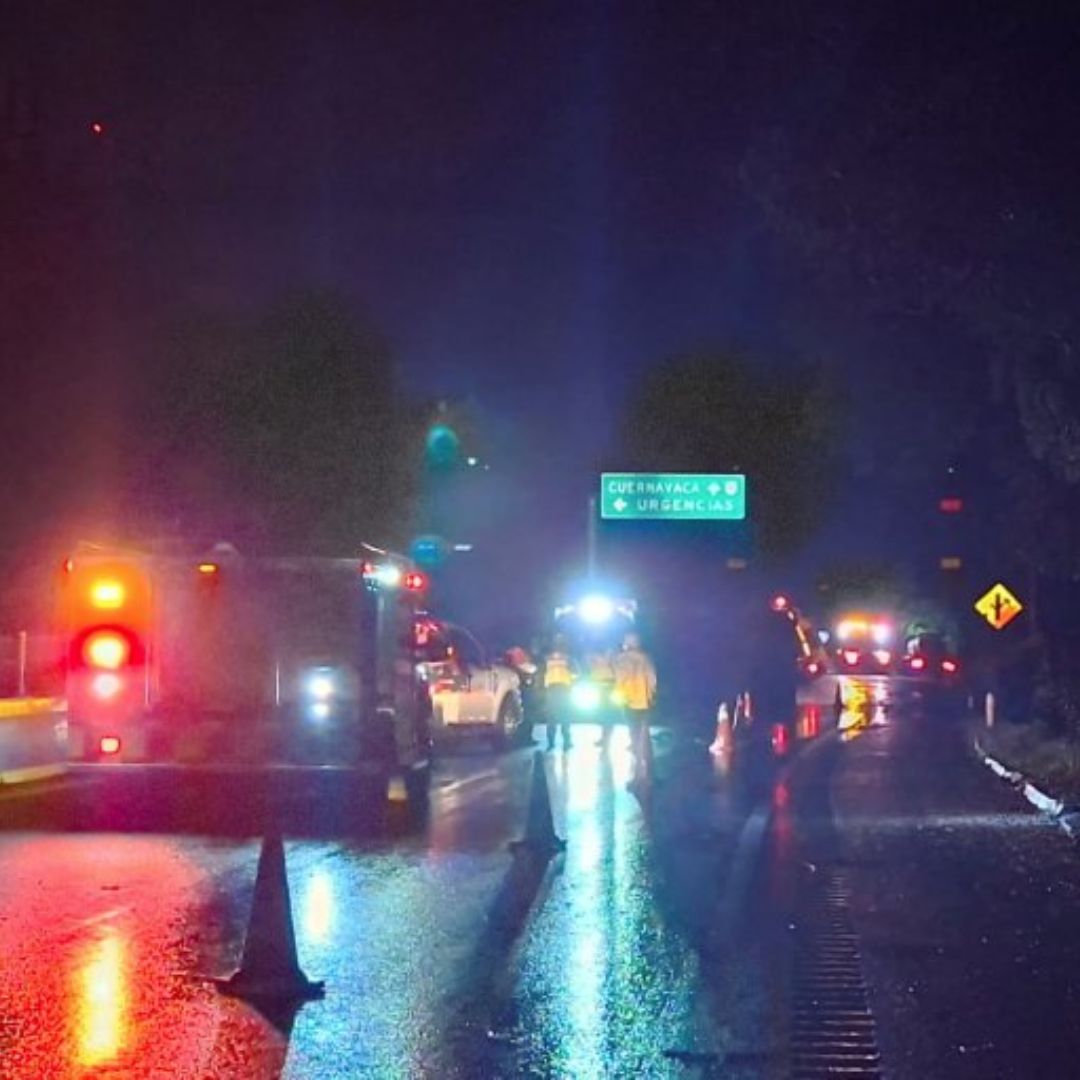 Equipos de emergencia atienden un accidente en la Autopista del Sol.