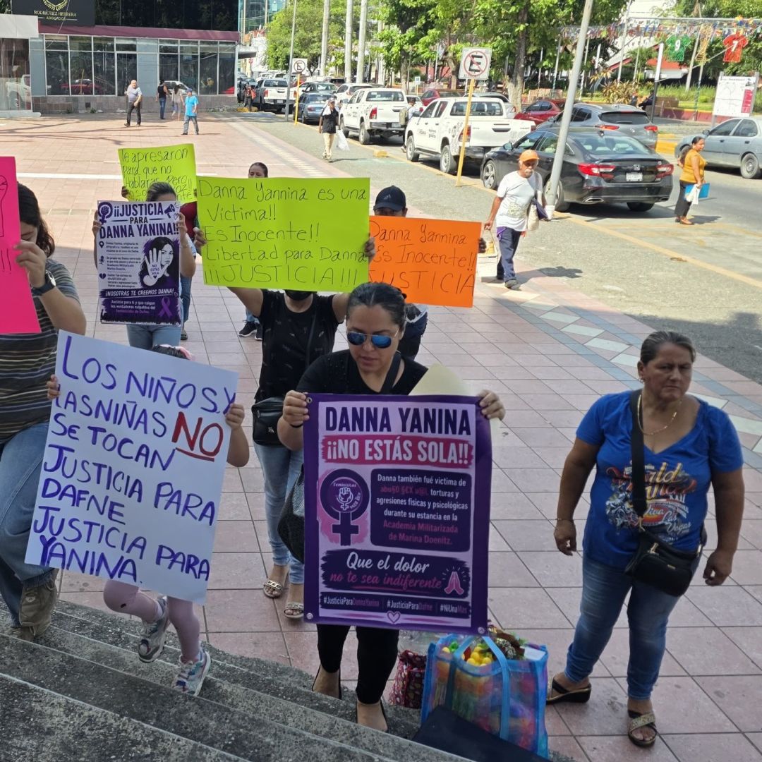 Colectivos feminista, familiares y conocidos de Danna se manifestaron en los bajos del palacio municipal. Foto: Raymundo Perdomo