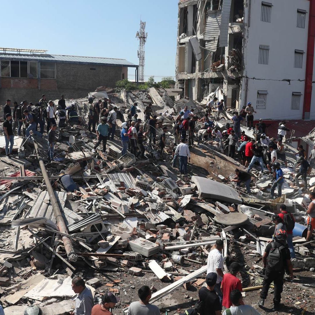 Residentes y equipos de rescate buscan entre los escombros de un edificio colapsado tras terremoto en Colombia. Foto: AP