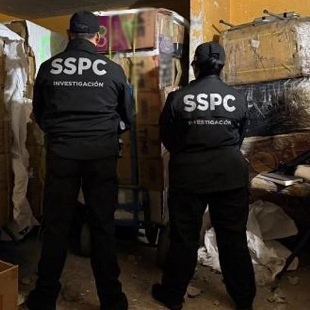 Policías de la SSPC custodian las cajas de cigarros apócrifos decomisados en CDMX. Foto: @GabSeguridadMX