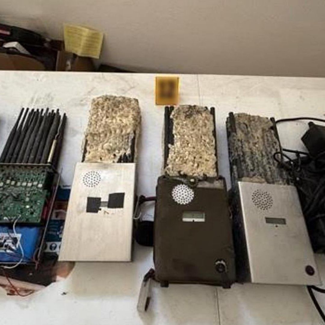 Artefactos decomisados durante cateo en inmueble en San Luis Potosí. Foto: X @OHarfuch