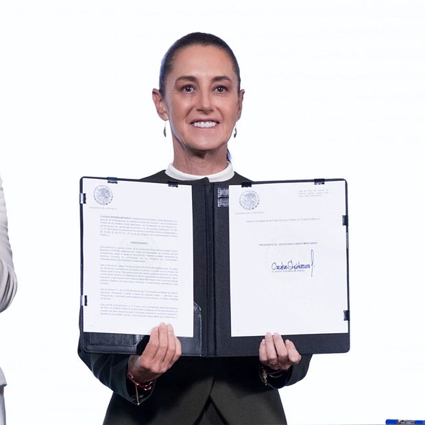 Firma del decreto para garantizar entornos digitales para niños y adolescentes. Foto: Presidencia de la República