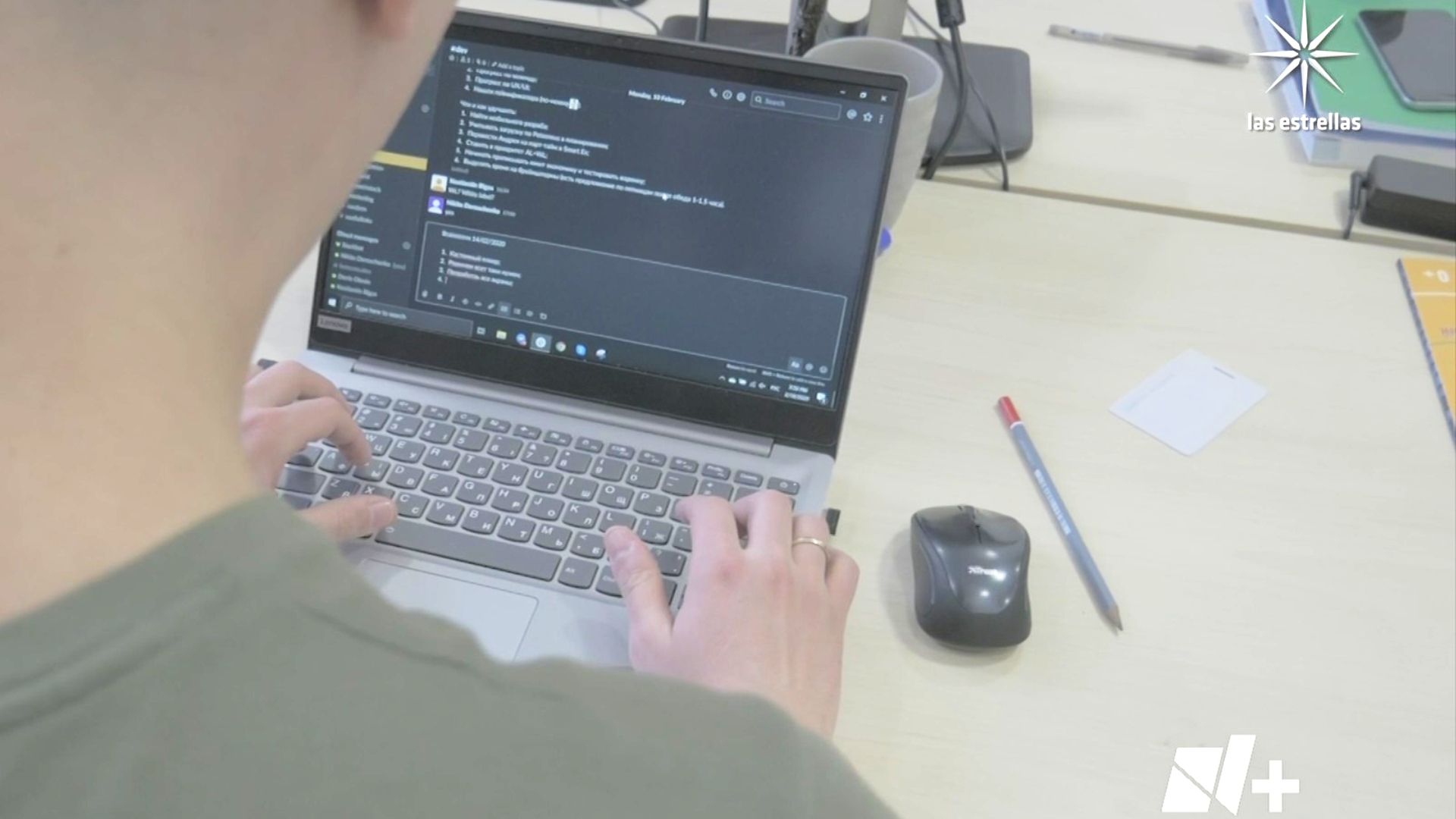 Una persona usa una computadora