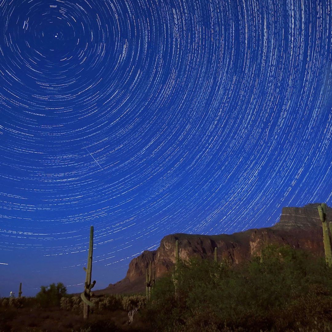 Lluvia de estrelas en el desierto