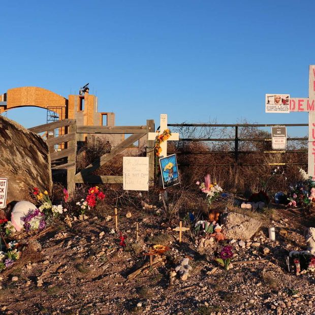 Cruces y flores en el exterior del antiguo rancho Zorro de Jeffrey Epstein, Nuevo México, en abril 2026. Foto: AP