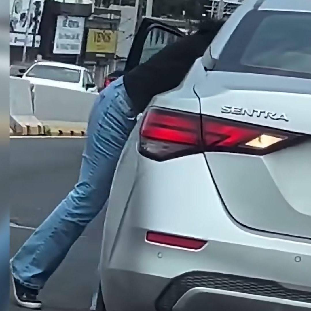 Mujer arrastrada por auto
