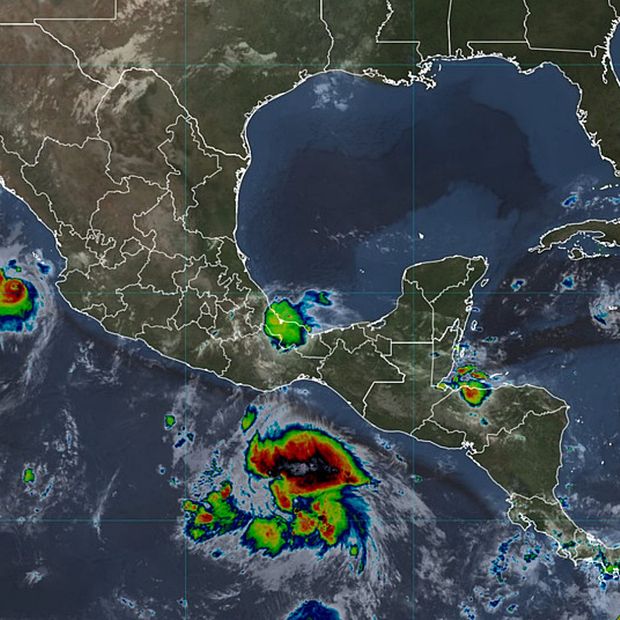 Imagen de satélite que muestra a la depresión tropical Veintiuno-E frente a Oaxaca. SMN