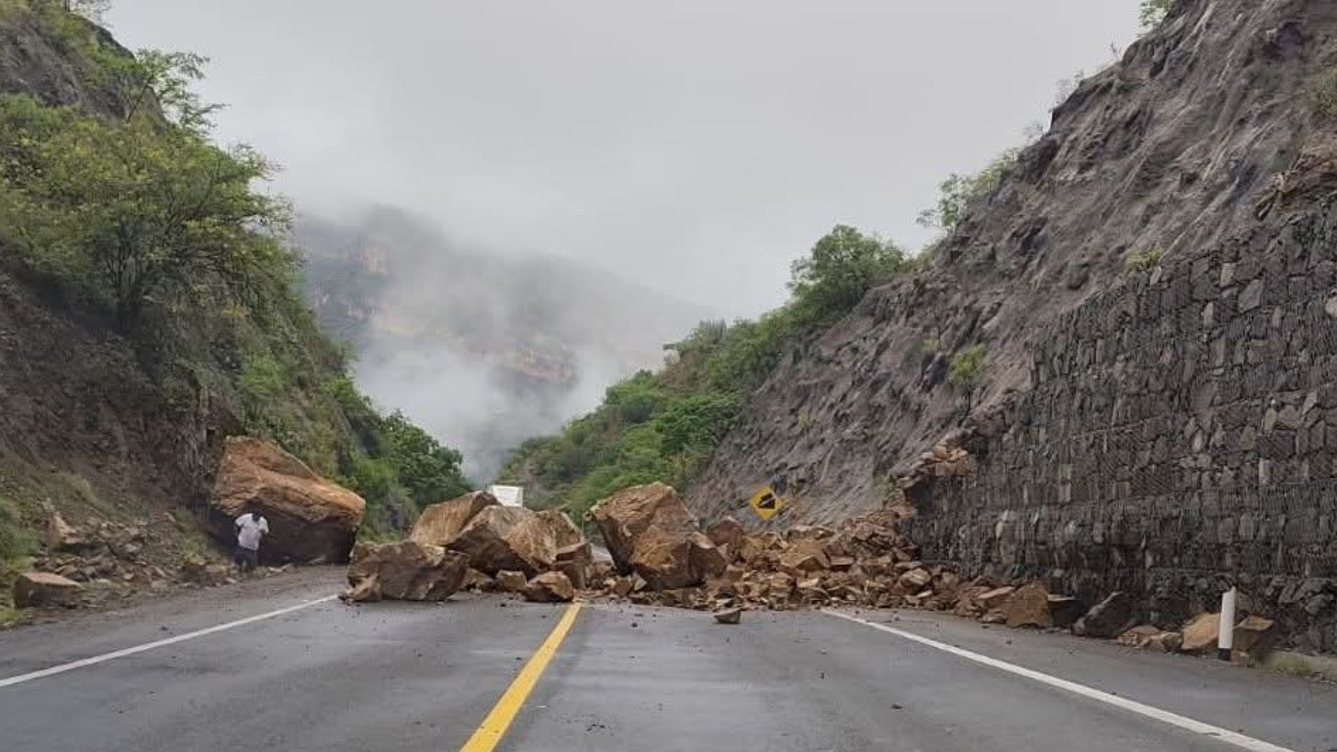 Cerrada la Autopista Cuacnopalan-Oaxaca por derrumbe.