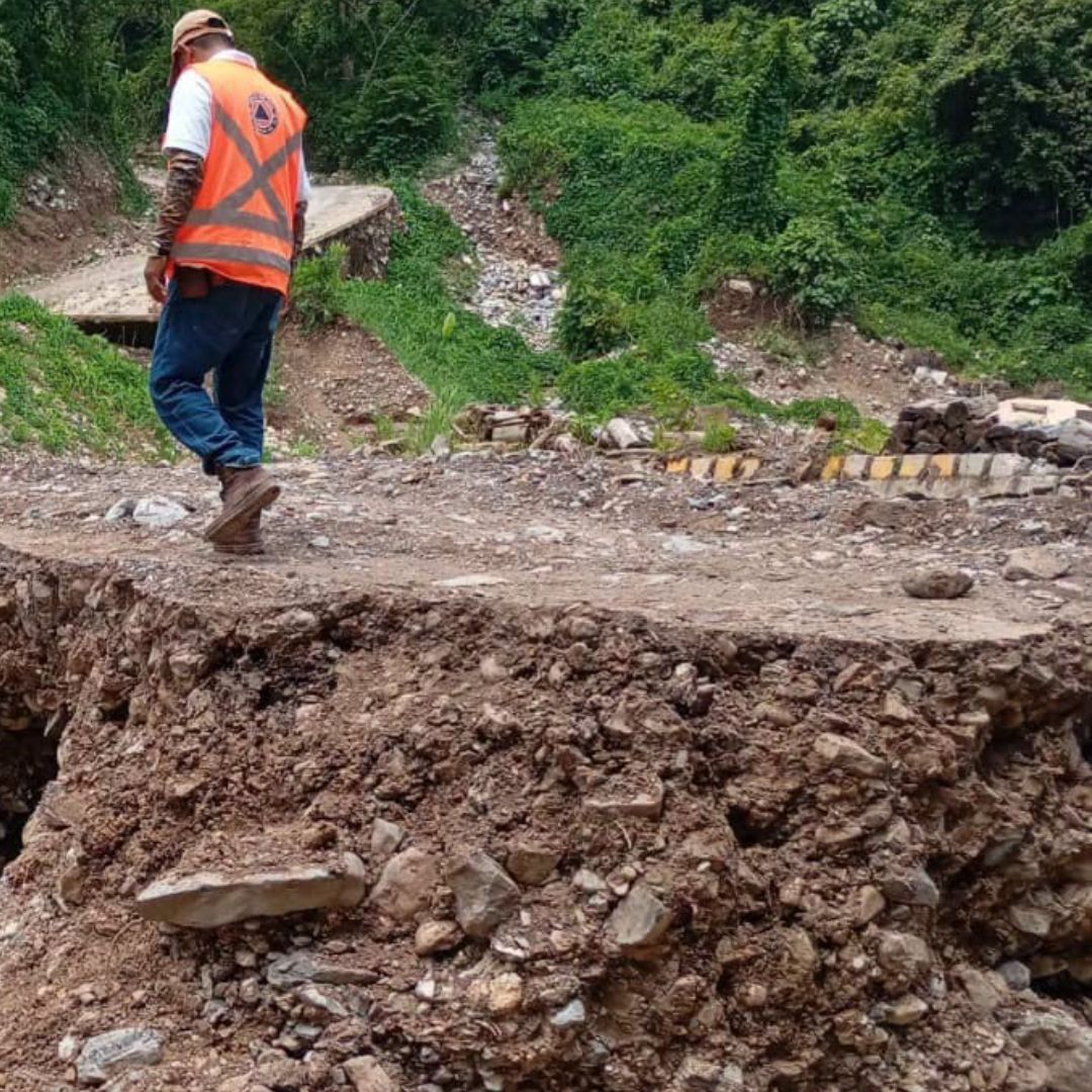 Familias son Desalojadas de Zona de Riesgo tras Derrumbe en Ilamatlán, Veracruz