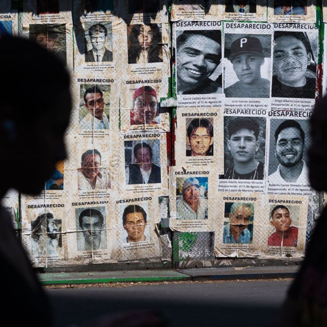 Personas pasan frente a la Glorieta de las y los Desaparecidos en CDMX